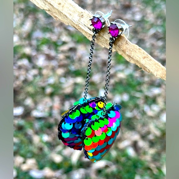 NWT Betsey Johnson Multi-Color Sequin Heart Hematite Linear Drop Earrings - Picture 2 of 3